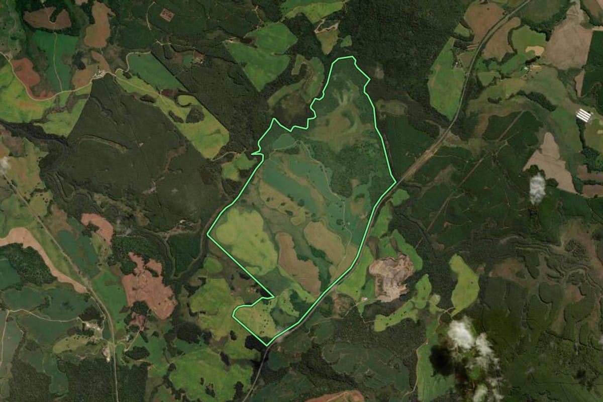 Imagem de satélite do imóvel rural em Irani (SC), com o contorno declarado no CAR desenhado por cima.