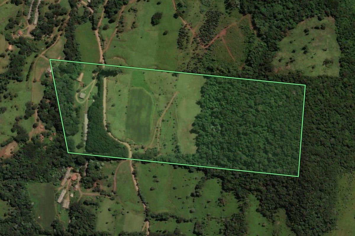 Imagem de satélite do imóvel rural em Irani (SC), com o contorno declarado no CAR desenhado por cima.