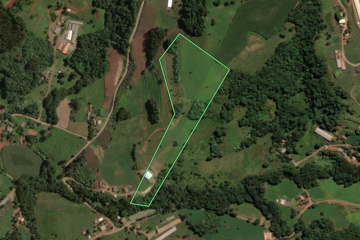 Imagem de satélite do imóvel rural em Irani (SC), com o contorno declarado no CAR desenhado por cima.