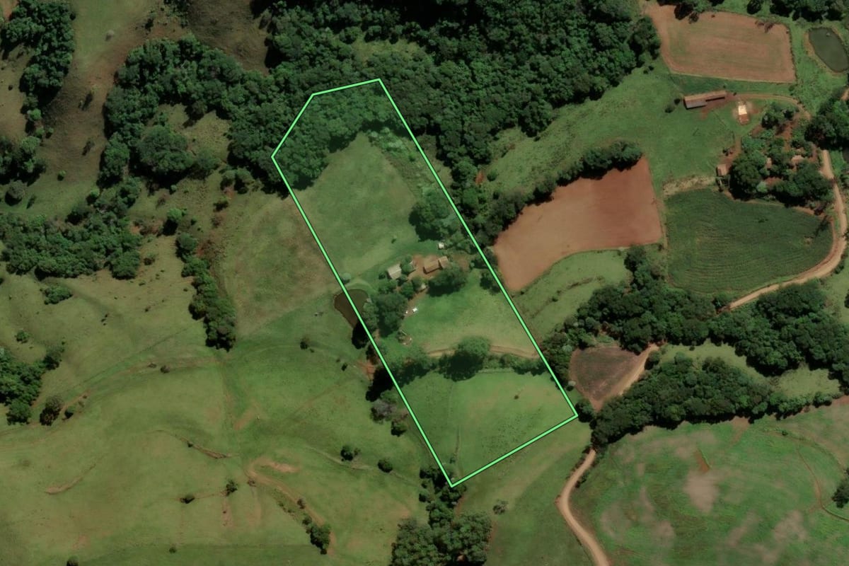 Imagem de satélite do imóvel rural em Irati (SC), com o contorno declarado no CAR desenhado por cima.