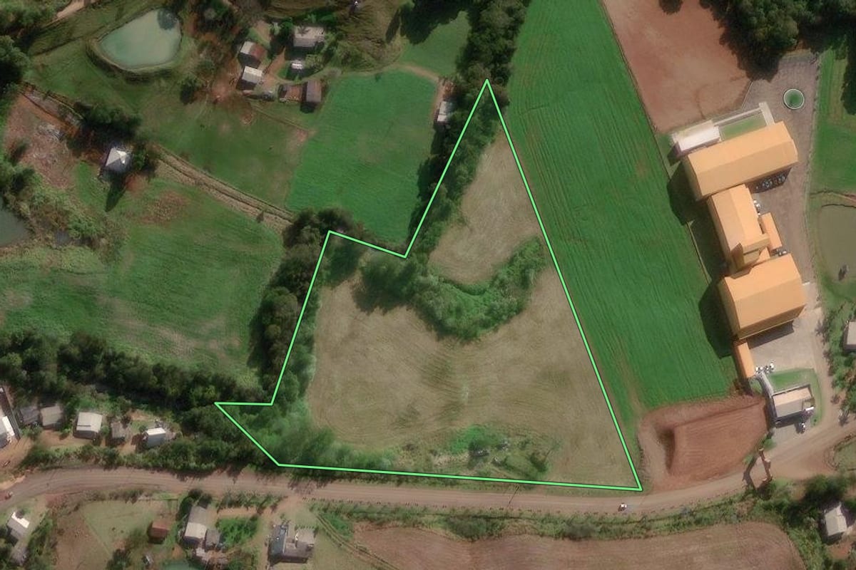 Imagem de satélite do imóvel rural em Irati (SC), com o contorno declarado no CAR desenhado por cima.