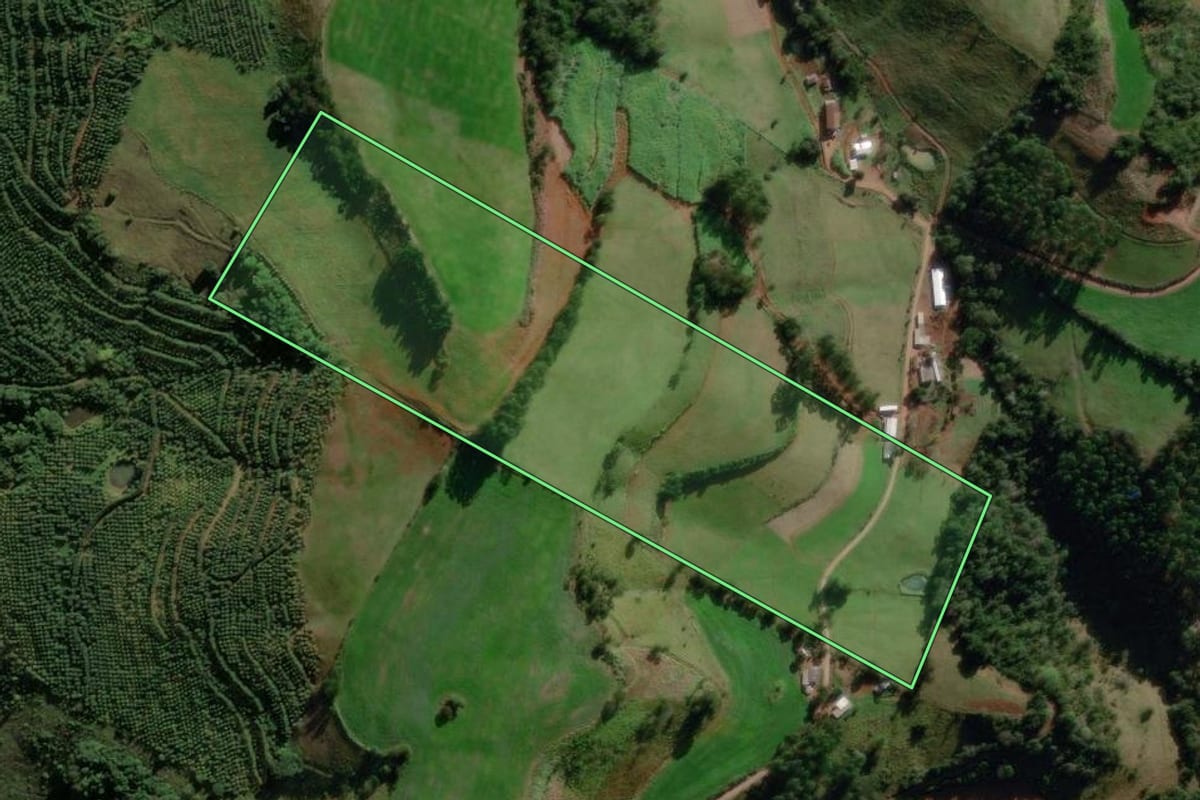 Imagem de satélite do imóvel rural em Irati (SC), com o contorno declarado no CAR desenhado por cima.