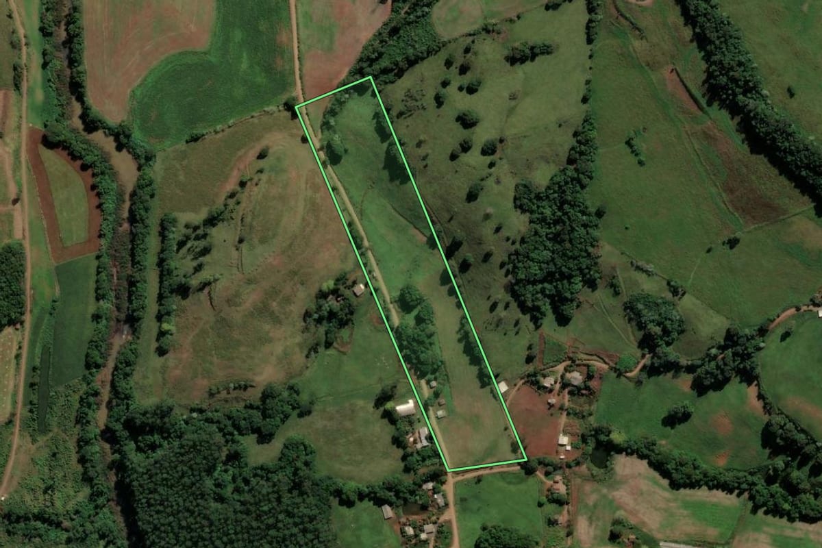 Imagem de satélite do imóvel rural em Irati (SC), com o contorno declarado no CAR desenhado por cima.