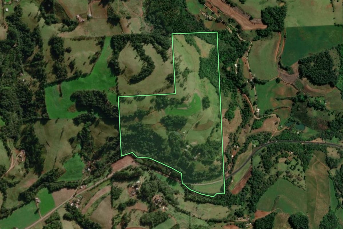 Imagem de satélite do imóvel rural em Irati (SC), com o contorno declarado no CAR desenhado por cima.