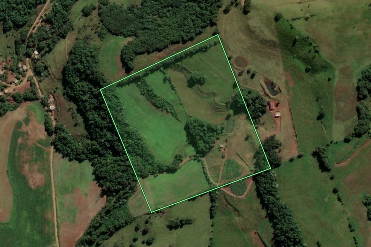 Imagem de satélite do imóvel rural em Irati (SC), com o contorno declarado no CAR desenhado por cima.