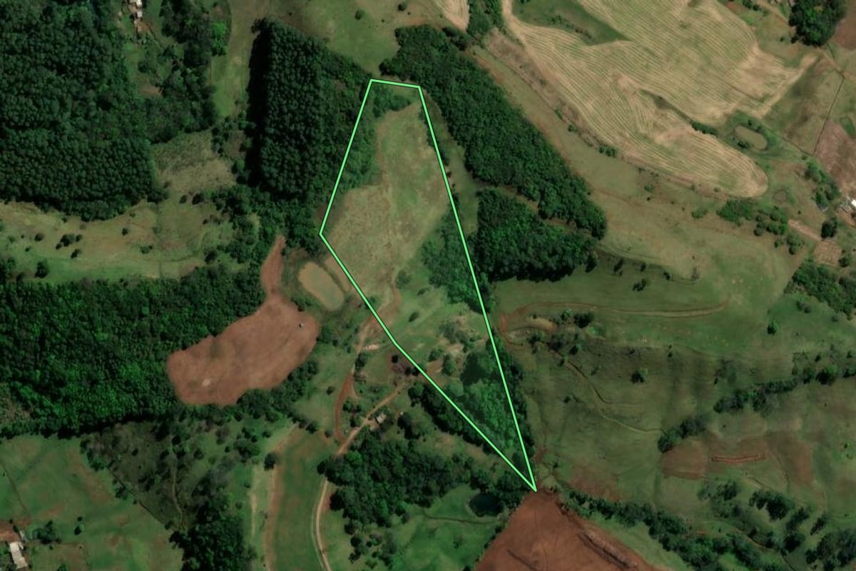 Imagem de satélite do imóvel rural em Irati (SC), com o contorno declarado no CAR desenhado por cima.