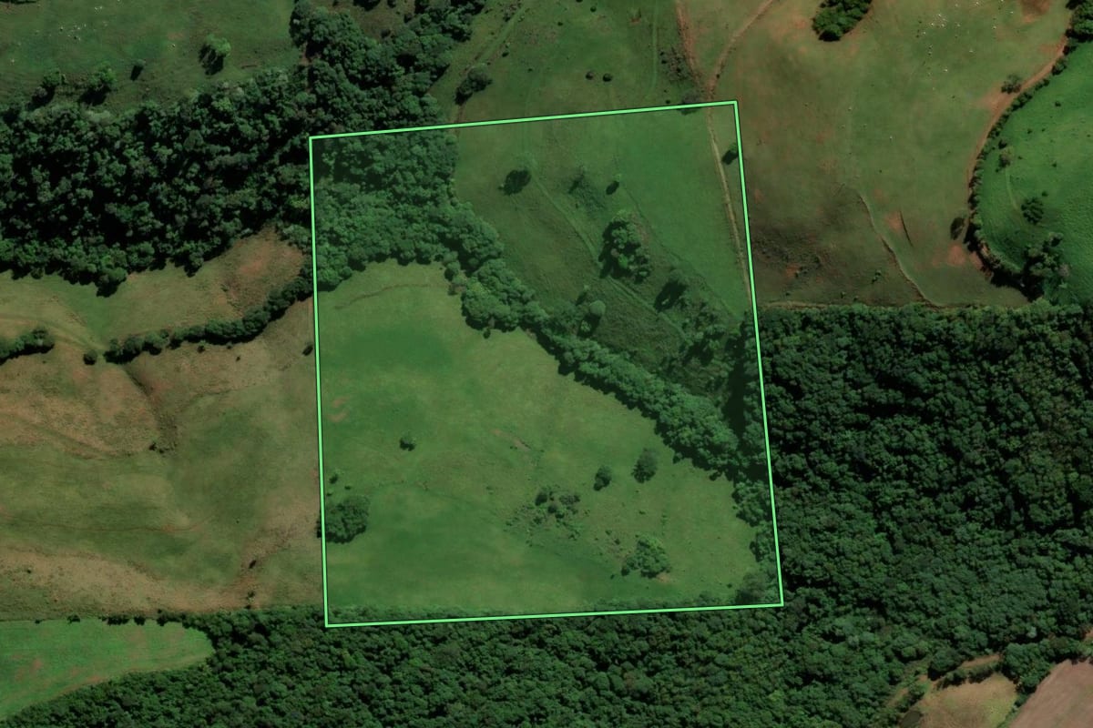 Imagem de satélite do imóvel rural em Irati (SC), com o contorno declarado no CAR desenhado por cima.