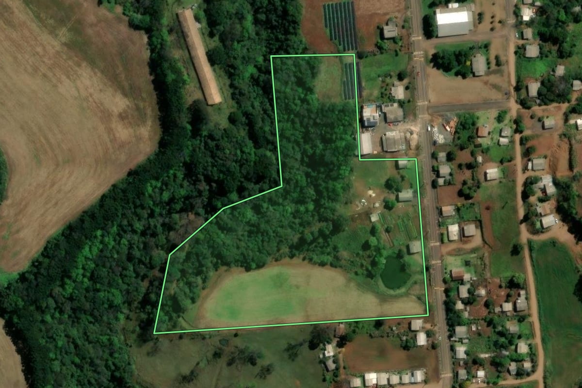 Imagem de satélite do imóvel rural em Irati (SC), com o contorno declarado no CAR desenhado por cima.