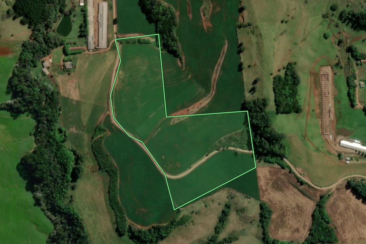 Imagem de satélite do imóvel rural em Irati (SC), com o contorno declarado no CAR desenhado por cima.