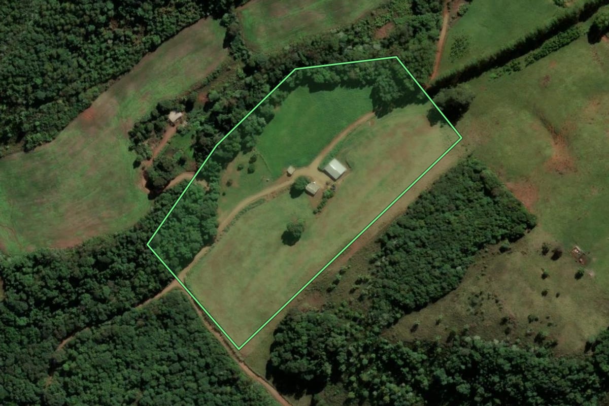 Imagem de satélite do imóvel rural em Irati (SC), com o contorno declarado no CAR desenhado por cima.