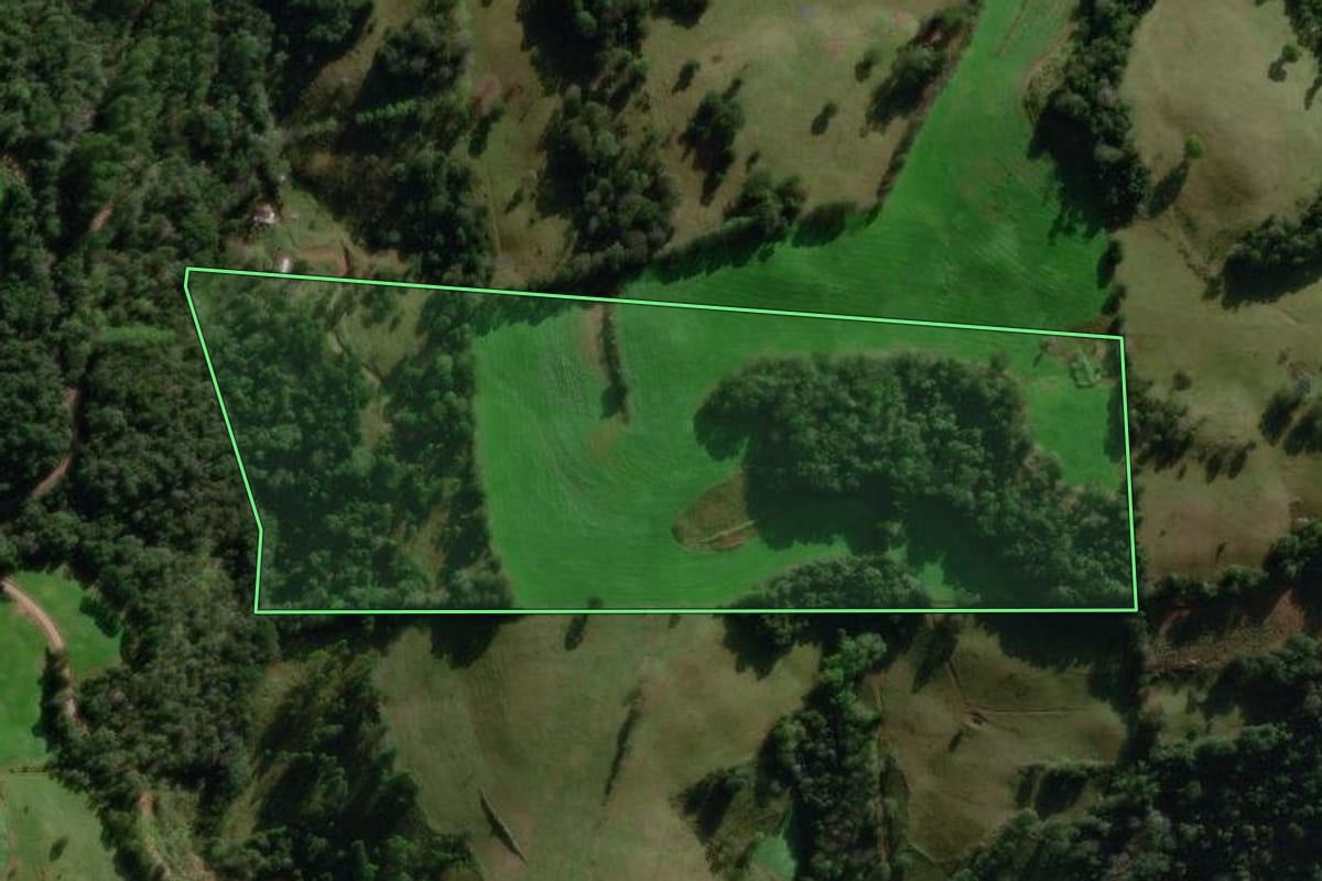 Imagem de satélite do imóvel rural em Irati (SC), com o contorno declarado no CAR desenhado por cima.