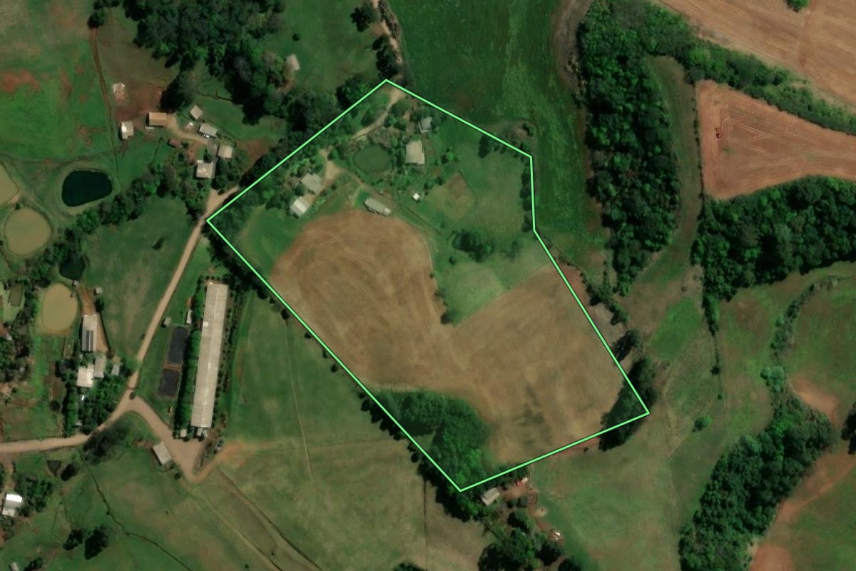 Imagem de satélite do imóvel rural em Irati (SC), com o contorno declarado no CAR desenhado por cima.