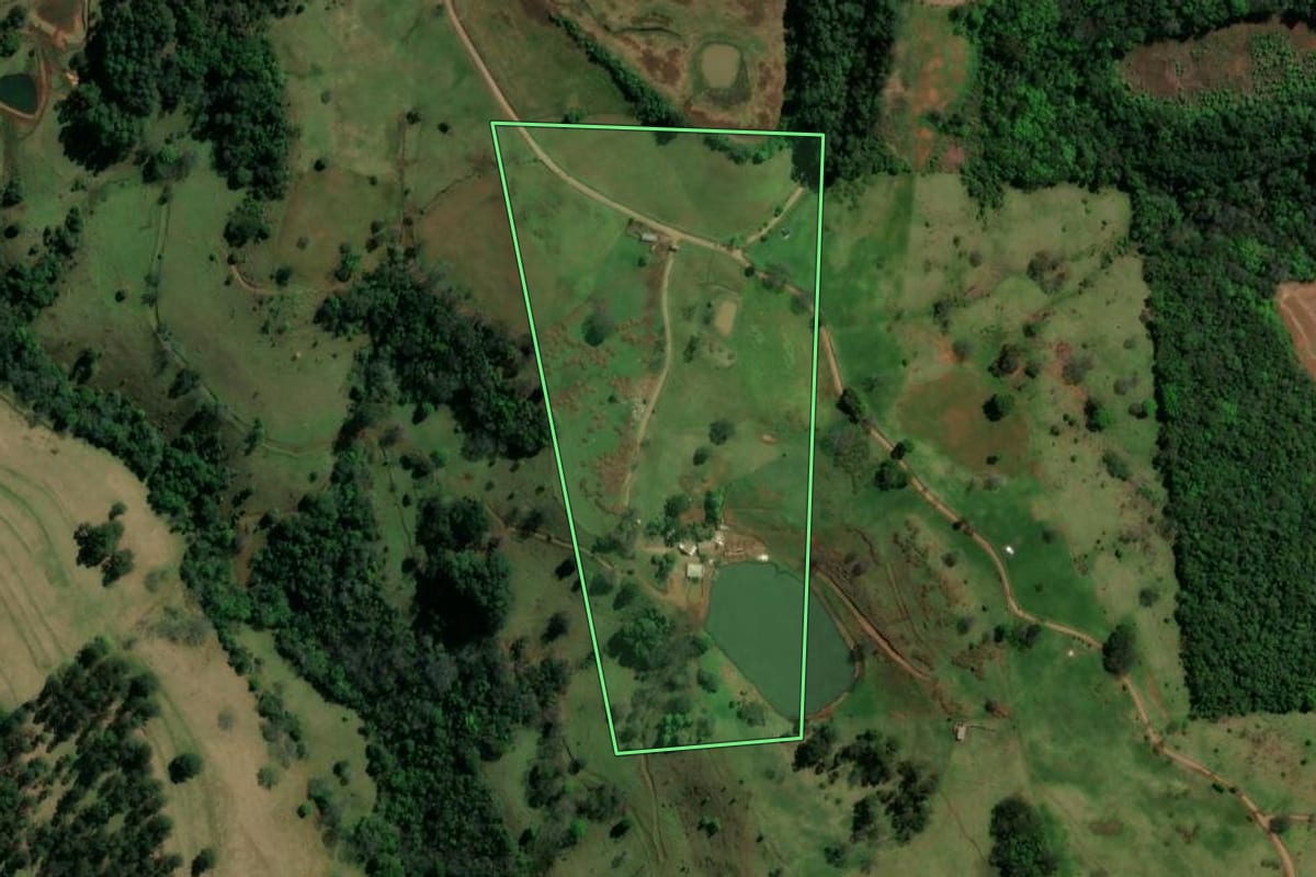 Imagem de satélite do imóvel rural em Irati (SC), com o contorno declarado no CAR desenhado por cima.