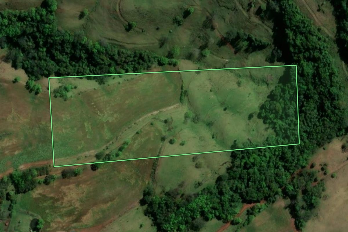 Imagem de satélite do imóvel rural em Irati (SC), com o contorno declarado no CAR desenhado por cima.