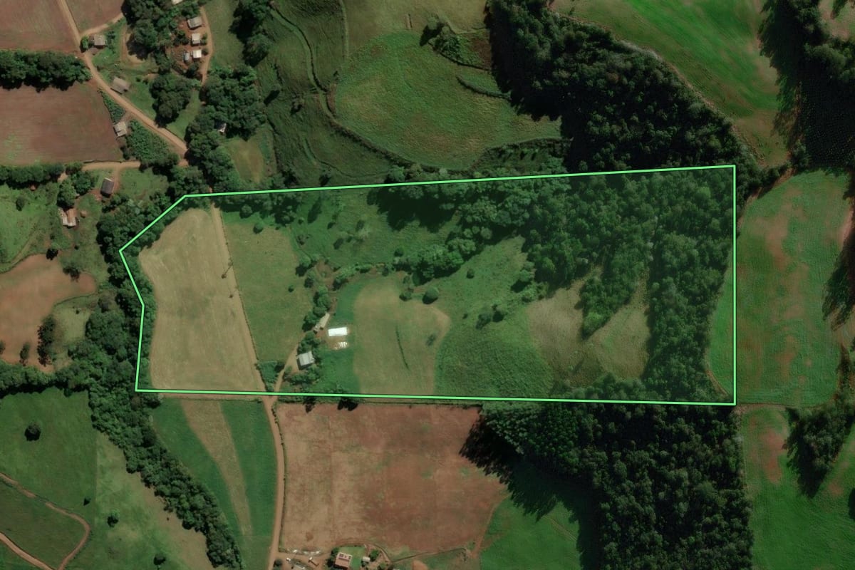 Imagem de satélite do imóvel rural em Irati (SC), com o contorno declarado no CAR desenhado por cima.