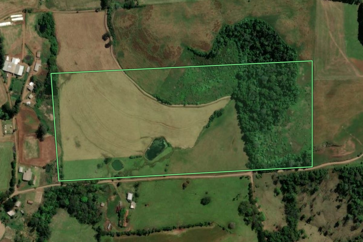 Imagem de satélite do imóvel rural em Irati (SC), com o contorno declarado no CAR desenhado por cima.