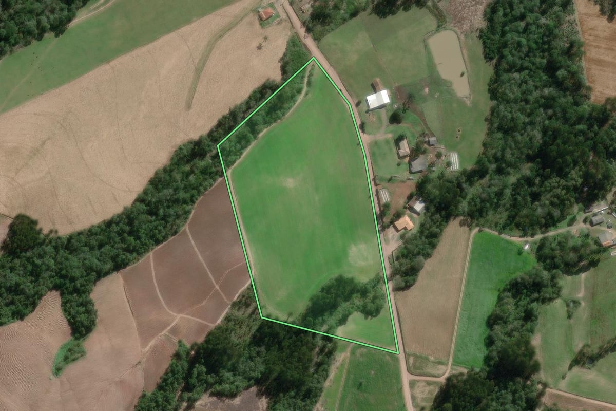 Imagem de satélite do imóvel rural em Irineópolis (SC), com o contorno declarado no CAR desenhado por cima.