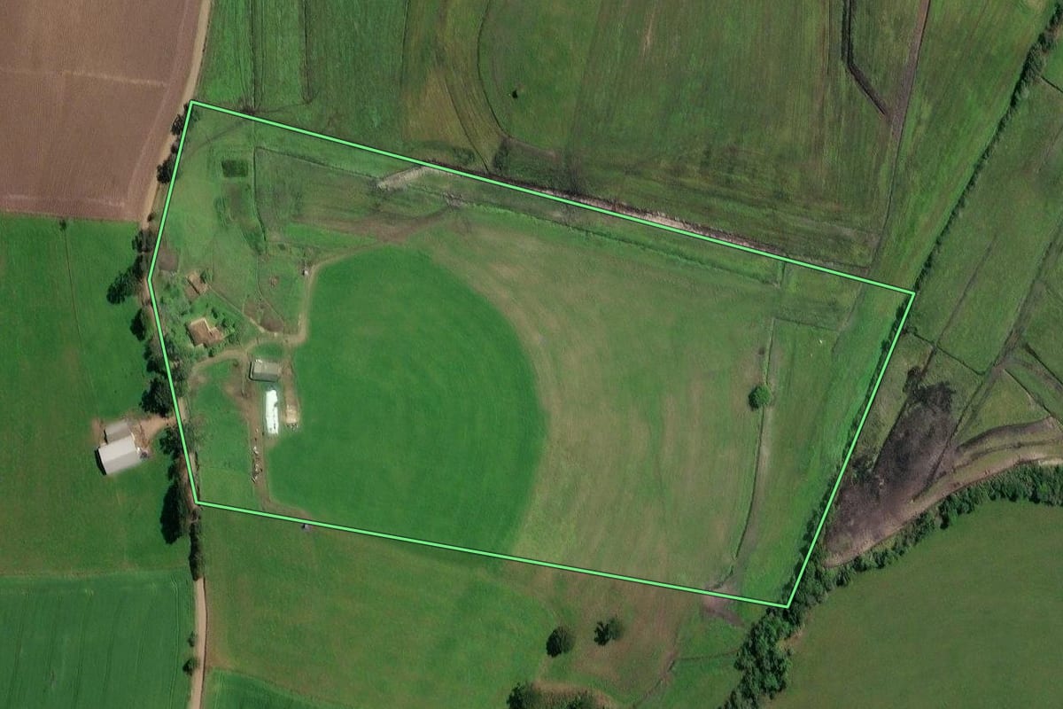 Imagem de satélite do imóvel rural em Irineópolis (SC), com o contorno declarado no CAR desenhado por cima.