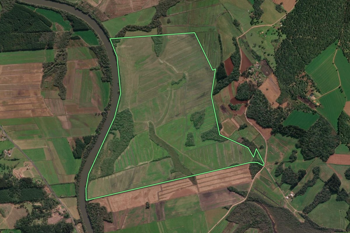 Imagem de satélite do imóvel rural em Irineópolis (SC), com o contorno declarado no CAR desenhado por cima.