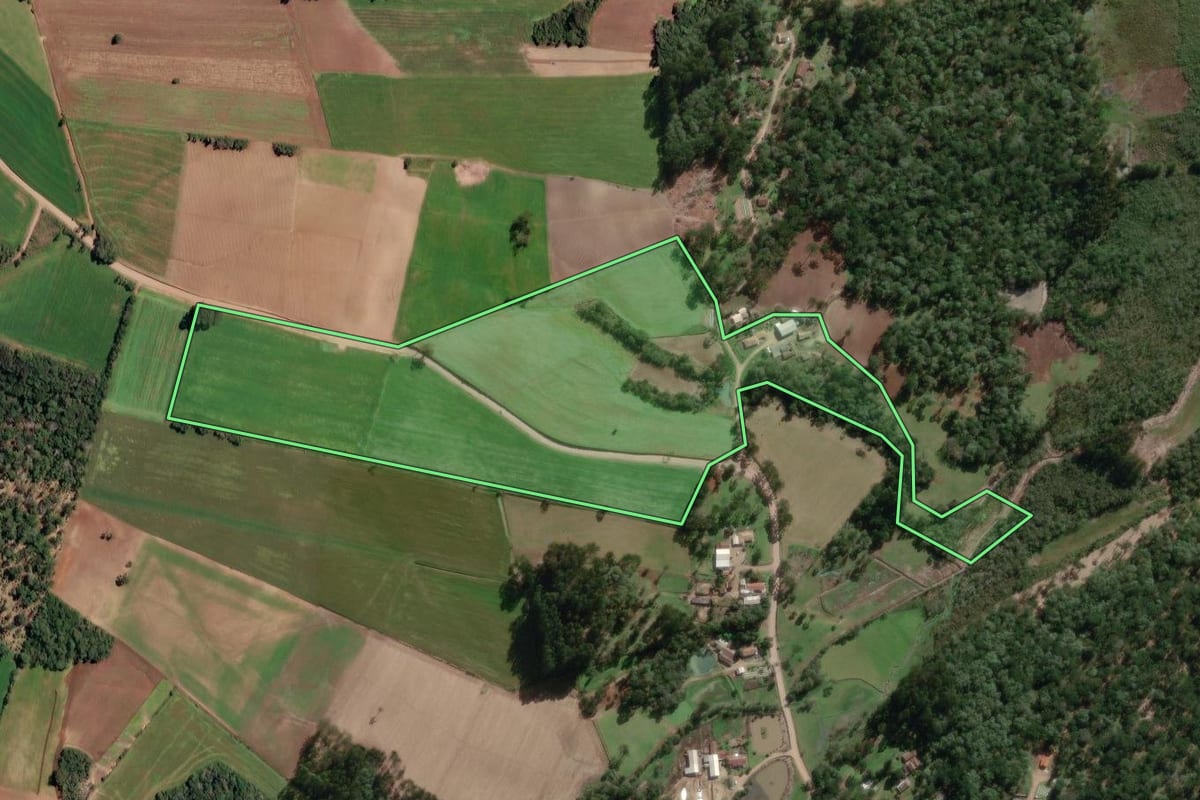 Imagem de satélite do imóvel rural em Irineópolis (SC), com o contorno declarado no CAR desenhado por cima.