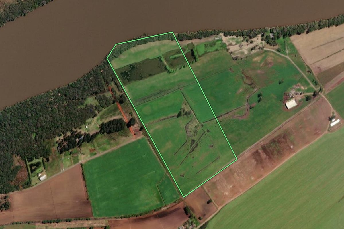 Imagem de satélite do imóvel rural em Irineópolis (SC), com o contorno declarado no CAR desenhado por cima.