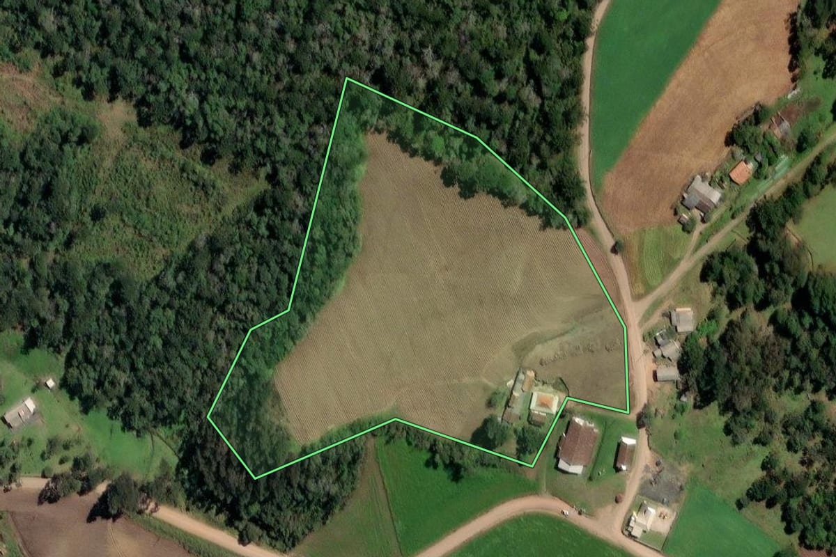 Imagem de satélite do imóvel rural em Irineópolis (SC), com o contorno declarado no CAR desenhado por cima.