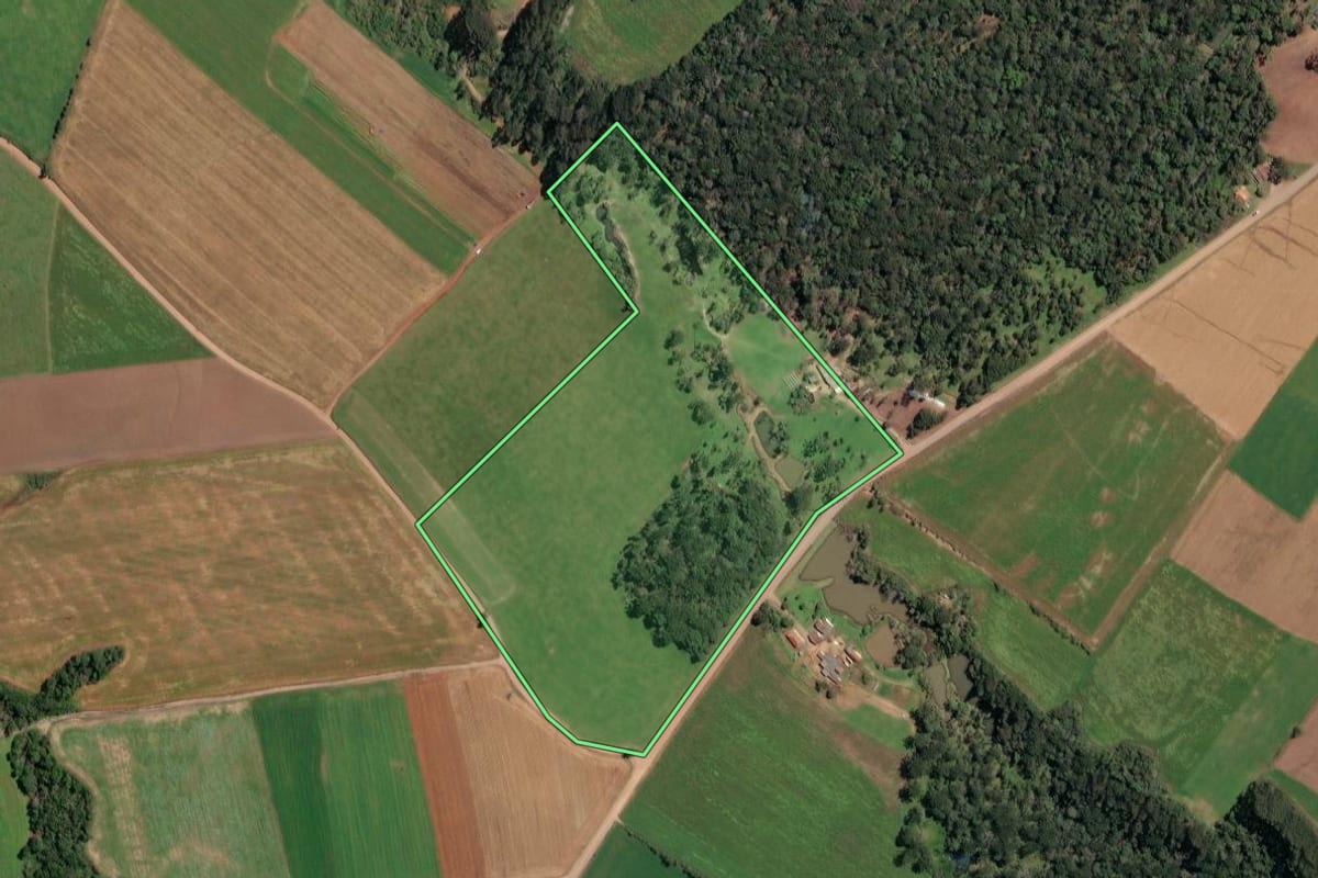 Imagem de satélite do imóvel rural em Irineópolis (SC), com o contorno declarado no CAR desenhado por cima.