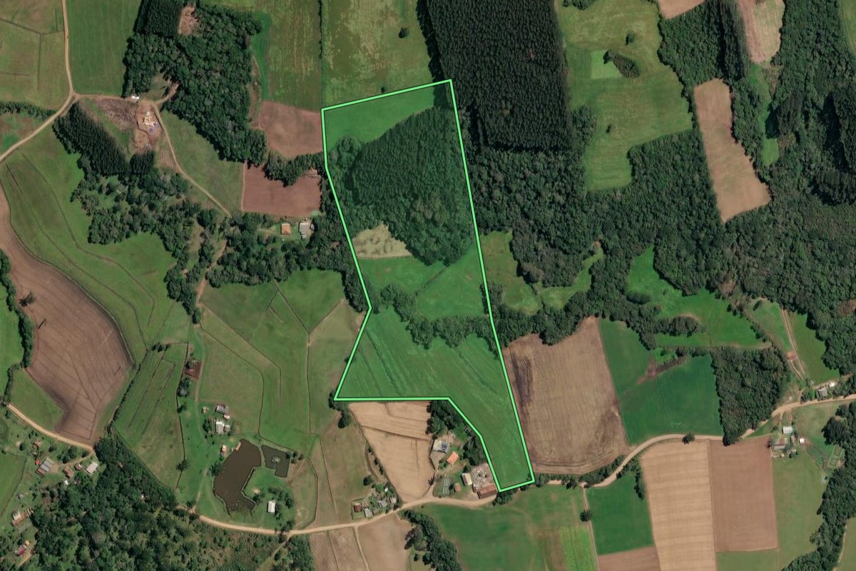 Imagem de satélite do imóvel rural em Irineópolis (SC), com o contorno declarado no CAR desenhado por cima.