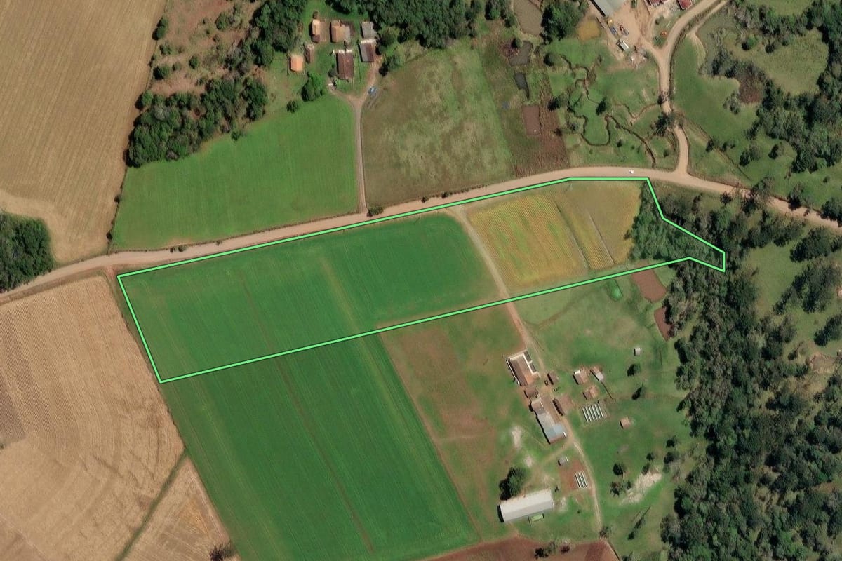 Imagem de satélite do imóvel rural em Irineópolis (SC), com o contorno declarado no CAR desenhado por cima.