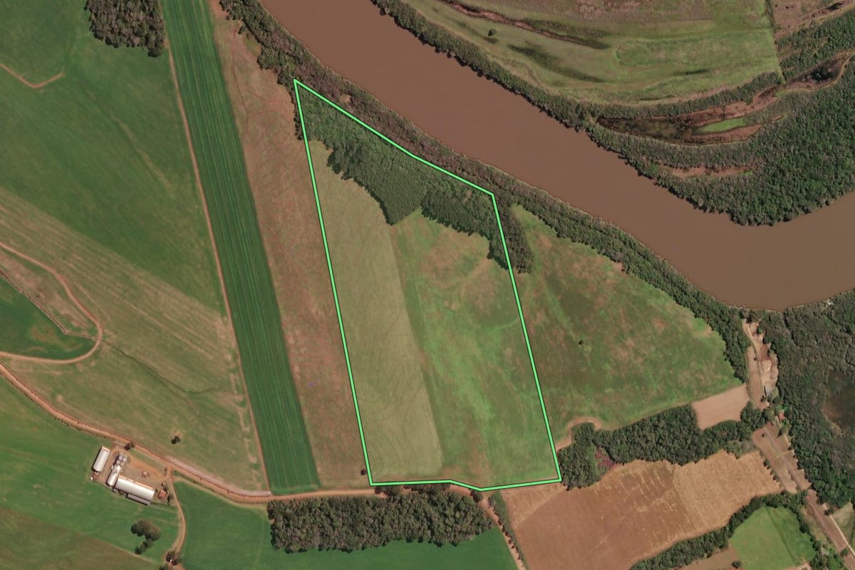 Imagem de satélite do imóvel rural em Irineópolis (SC), com o contorno declarado no CAR desenhado por cima.