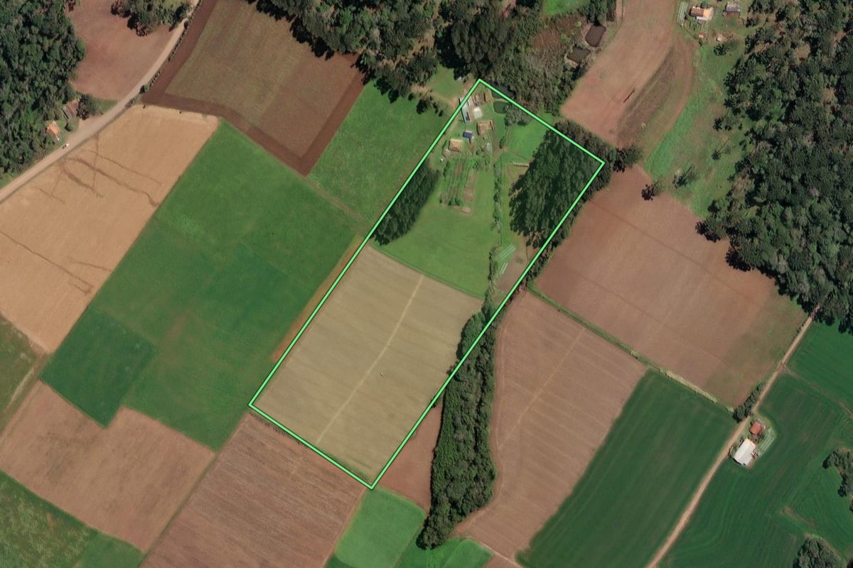 Imagem de satélite do imóvel rural em Irineópolis (SC), com o contorno declarado no CAR desenhado por cima.