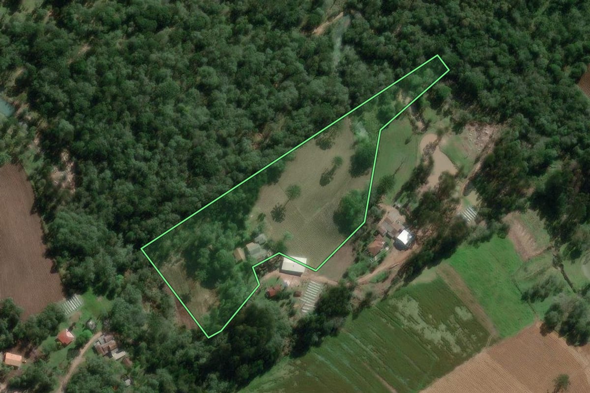 Imagem de satélite do imóvel rural em Irineópolis (SC), com o contorno declarado no CAR desenhado por cima.