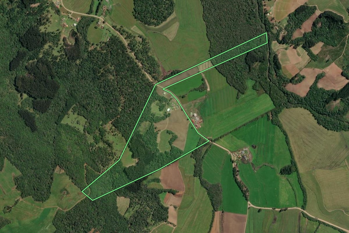 Imagem de satélite do imóvel rural em Irineópolis (SC), com o contorno declarado no CAR desenhado por cima.