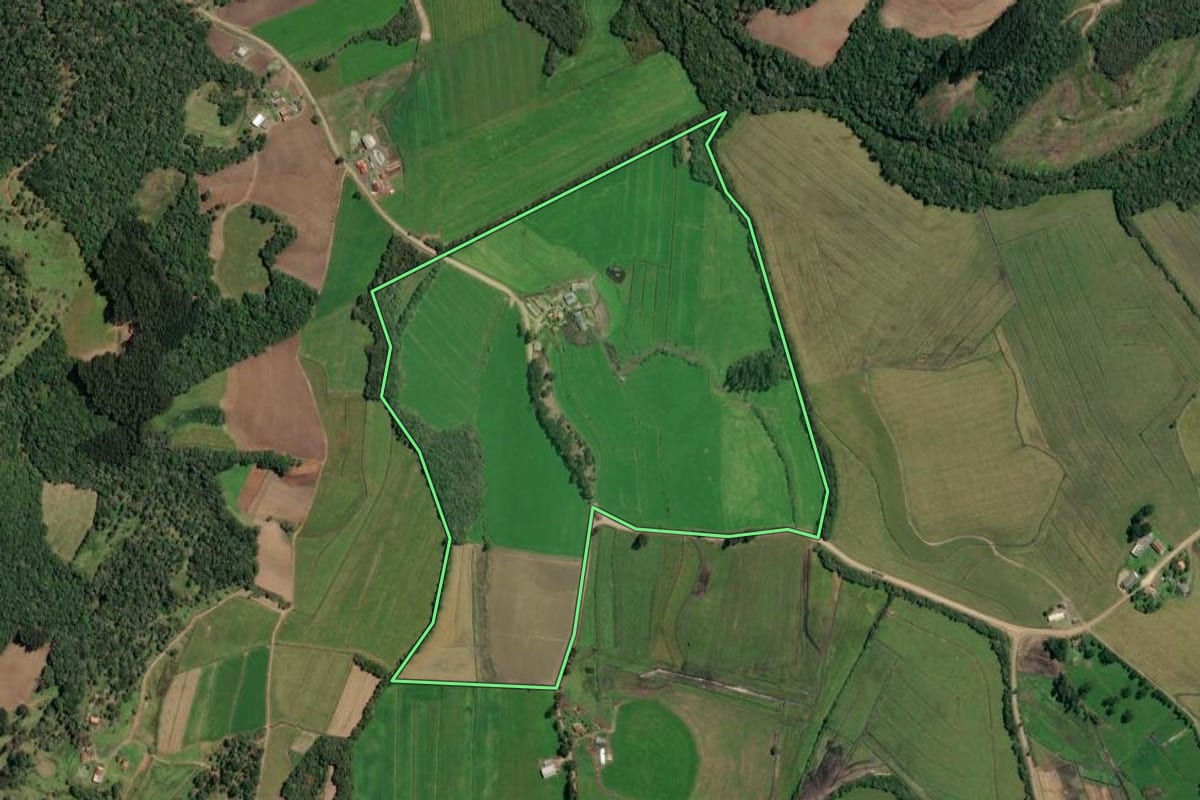 Imagem de satélite do imóvel rural em Irineópolis (SC), com o contorno declarado no CAR desenhado por cima.