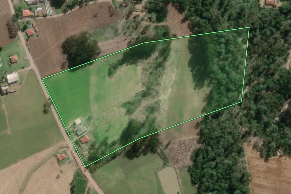 Imagem de satélite do imóvel rural em Irineópolis (SC), com o contorno declarado no CAR desenhado por cima.