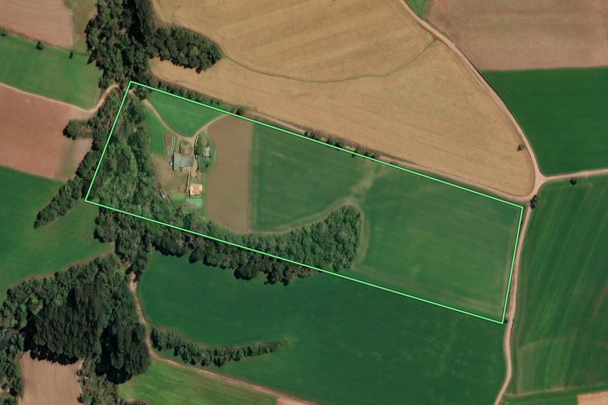 Imagem de satélite do imóvel rural em Irineópolis (SC), com o contorno declarado no CAR desenhado por cima.