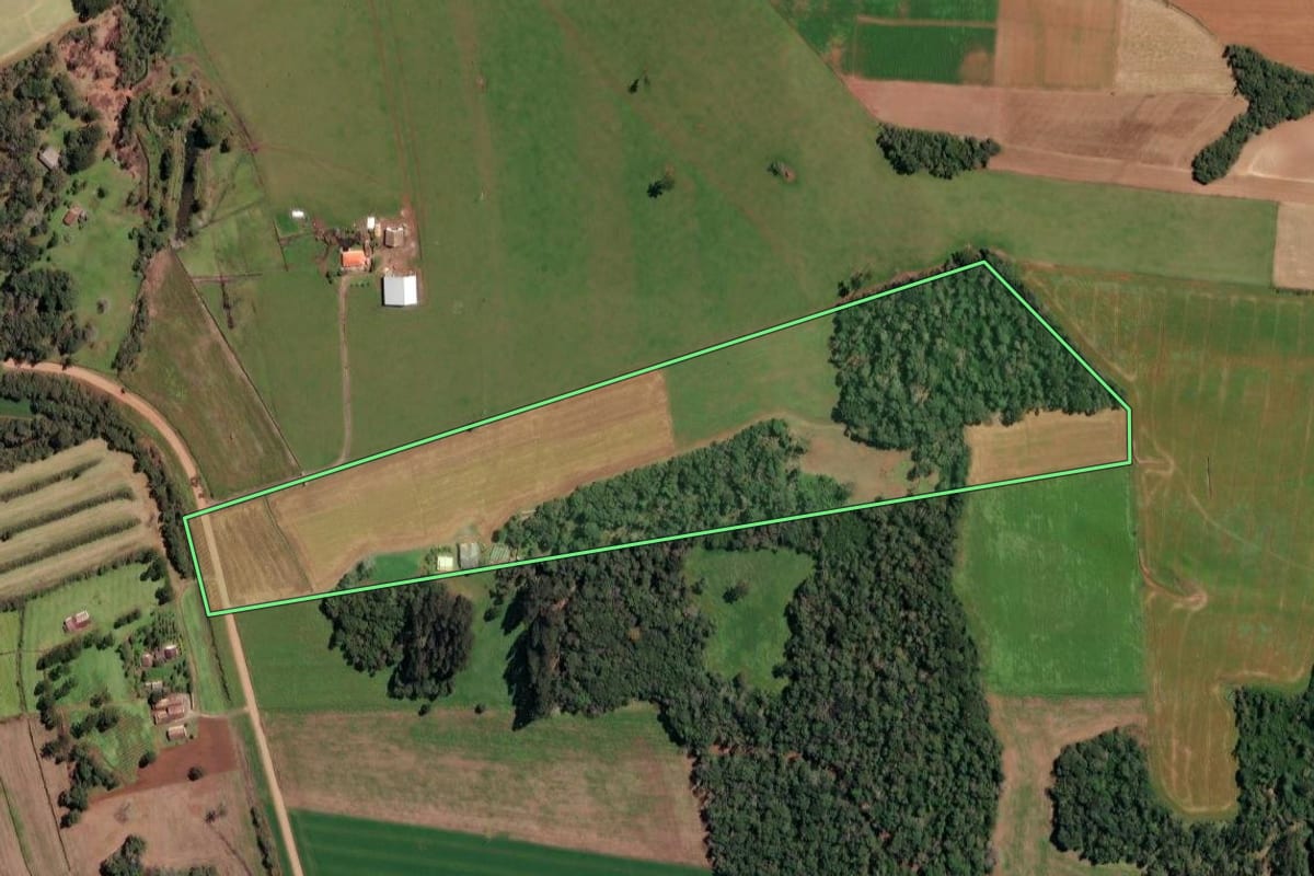 Imagem de satélite do imóvel rural em Irineópolis (SC), com o contorno declarado no CAR desenhado por cima.
