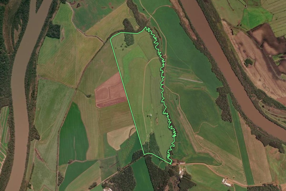 Imagem de satélite do imóvel rural em Irineópolis (SC), com o contorno declarado no CAR desenhado por cima.