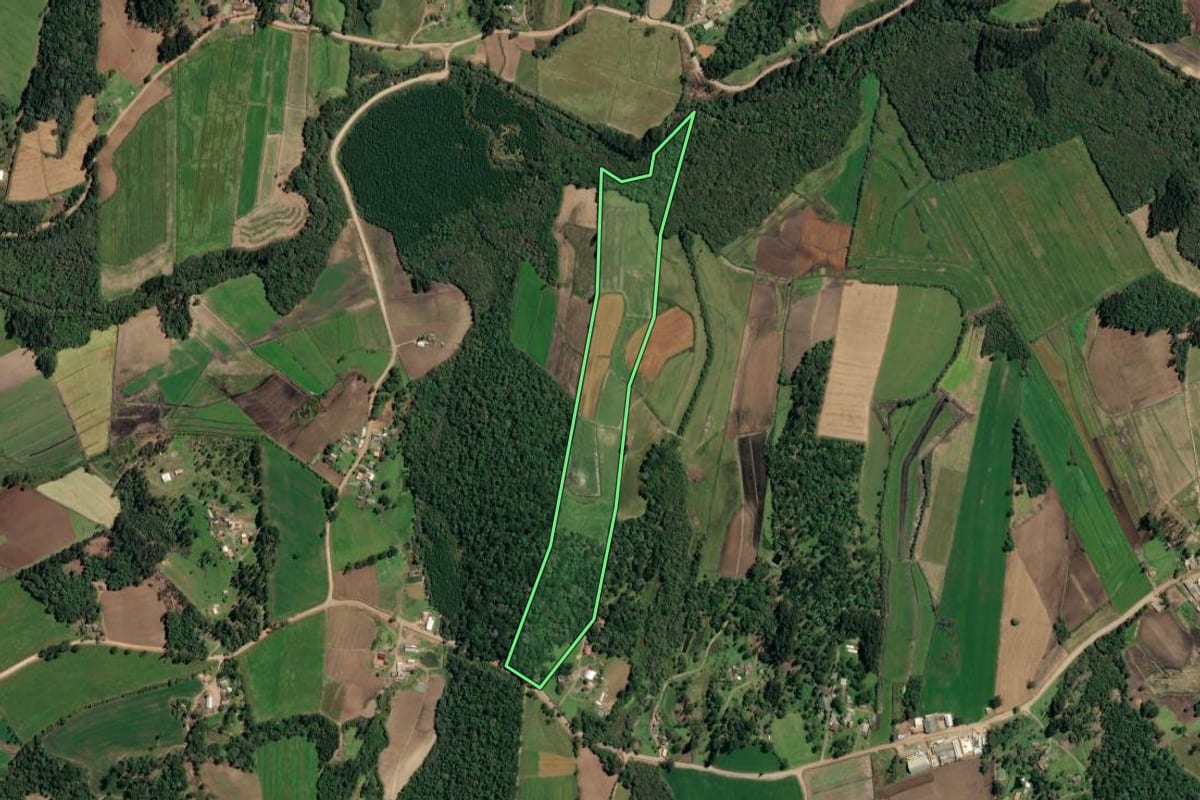 Imagem de satélite do imóvel rural em Irineópolis (SC), com o contorno declarado no CAR desenhado por cima.
