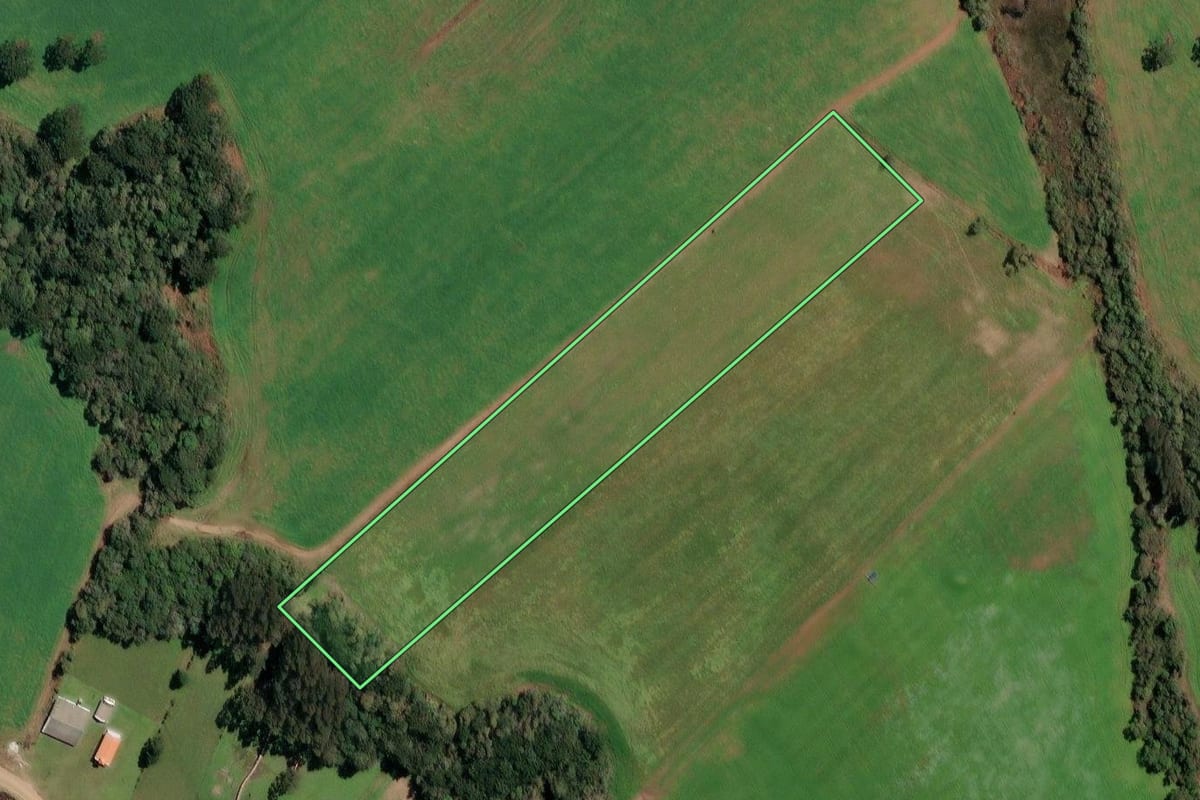Imagem de satélite do imóvel rural em Irineópolis (SC), com o contorno declarado no CAR desenhado por cima.