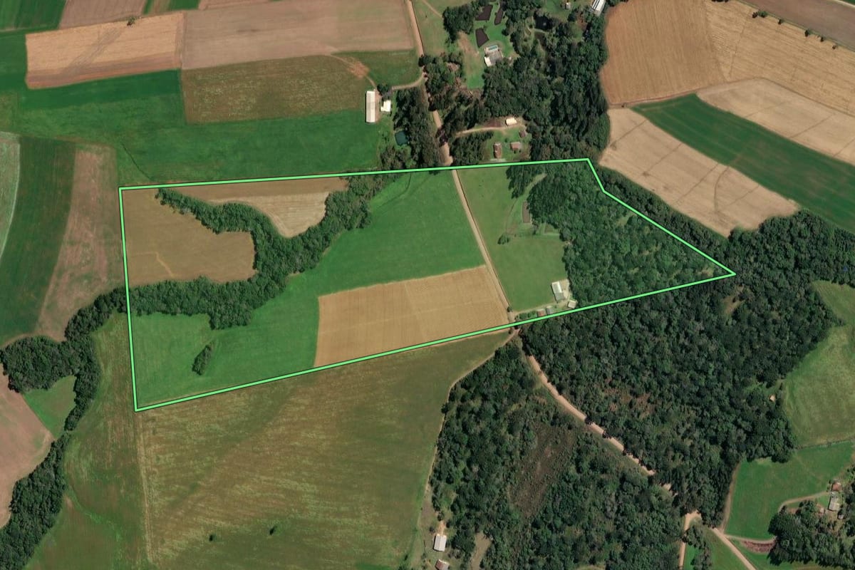 Imagem de satélite do imóvel rural em Irineópolis (SC), com o contorno declarado no CAR desenhado por cima.
