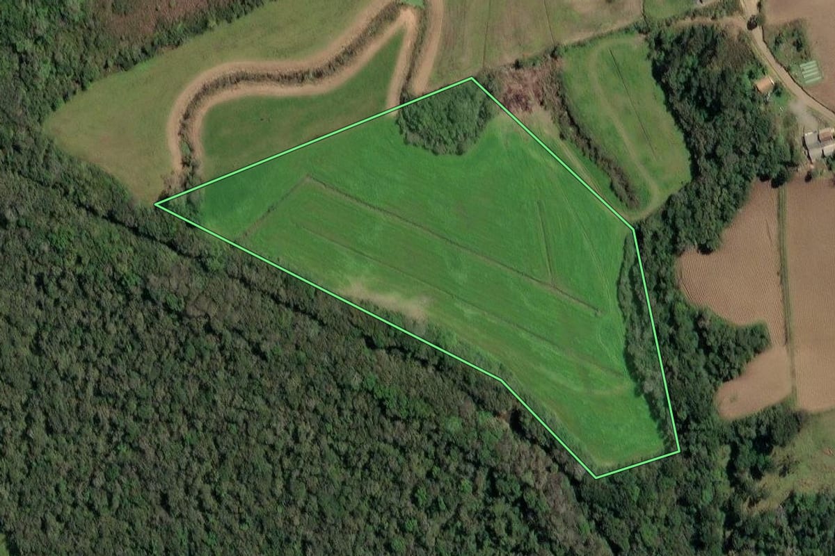 Imagem de satélite do imóvel rural em Irineópolis (SC), com o contorno declarado no CAR desenhado por cima.