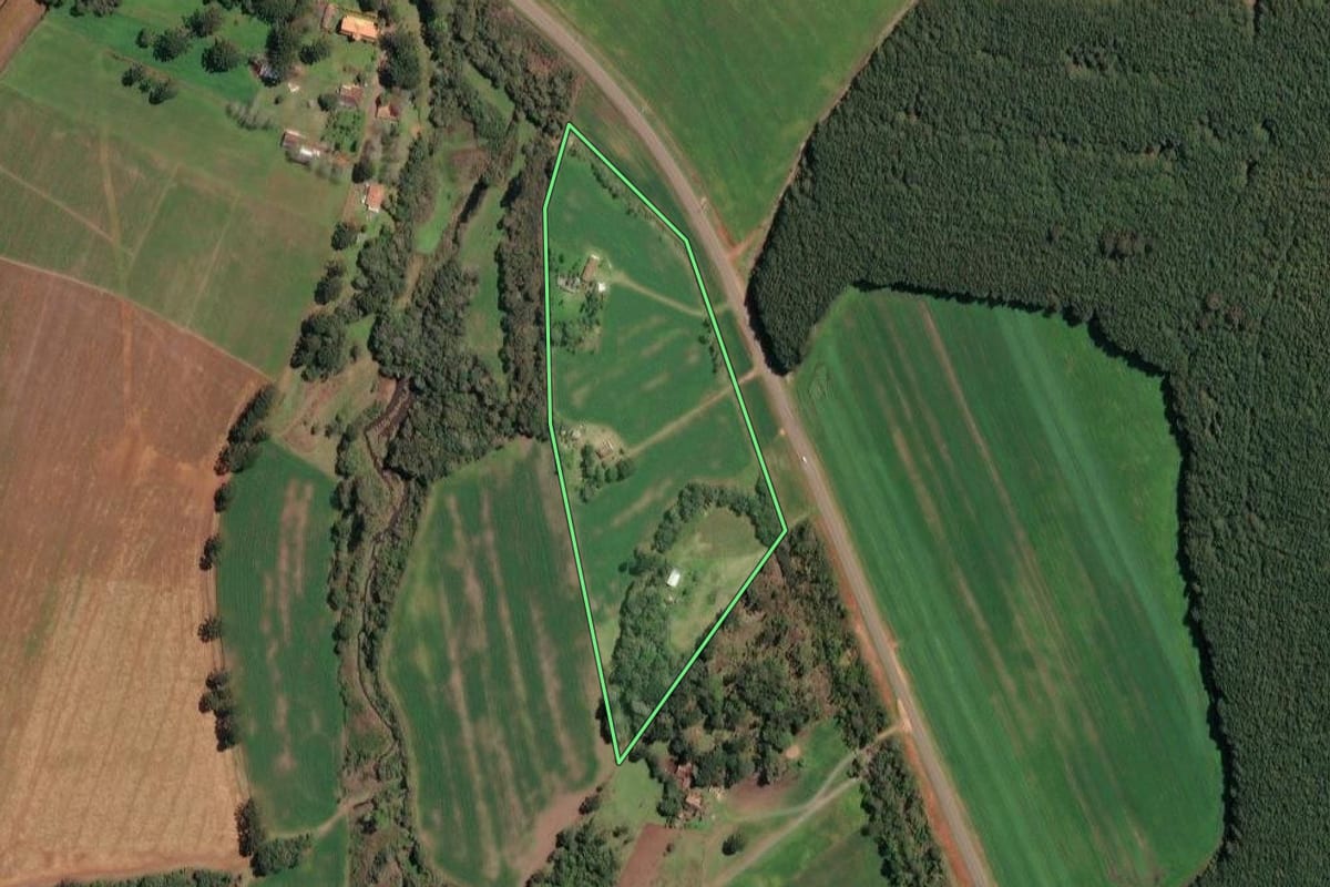 Imagem de satélite do imóvel rural em Irineópolis (SC), com o contorno declarado no CAR desenhado por cima.