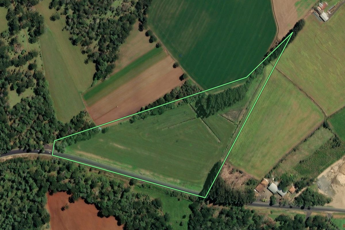 Imagem de satélite do imóvel rural em Irineópolis (SC), com o contorno declarado no CAR desenhado por cima.