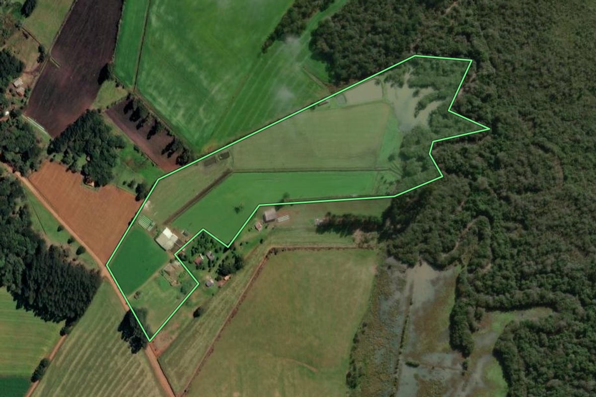 Imagem de satélite do imóvel rural em Irineópolis (SC), com o contorno declarado no CAR desenhado por cima.