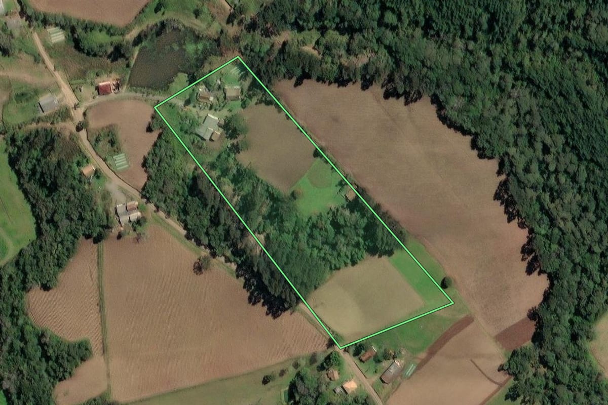 Imagem de satélite do imóvel rural em Irineópolis (SC), com o contorno declarado no CAR desenhado por cima.