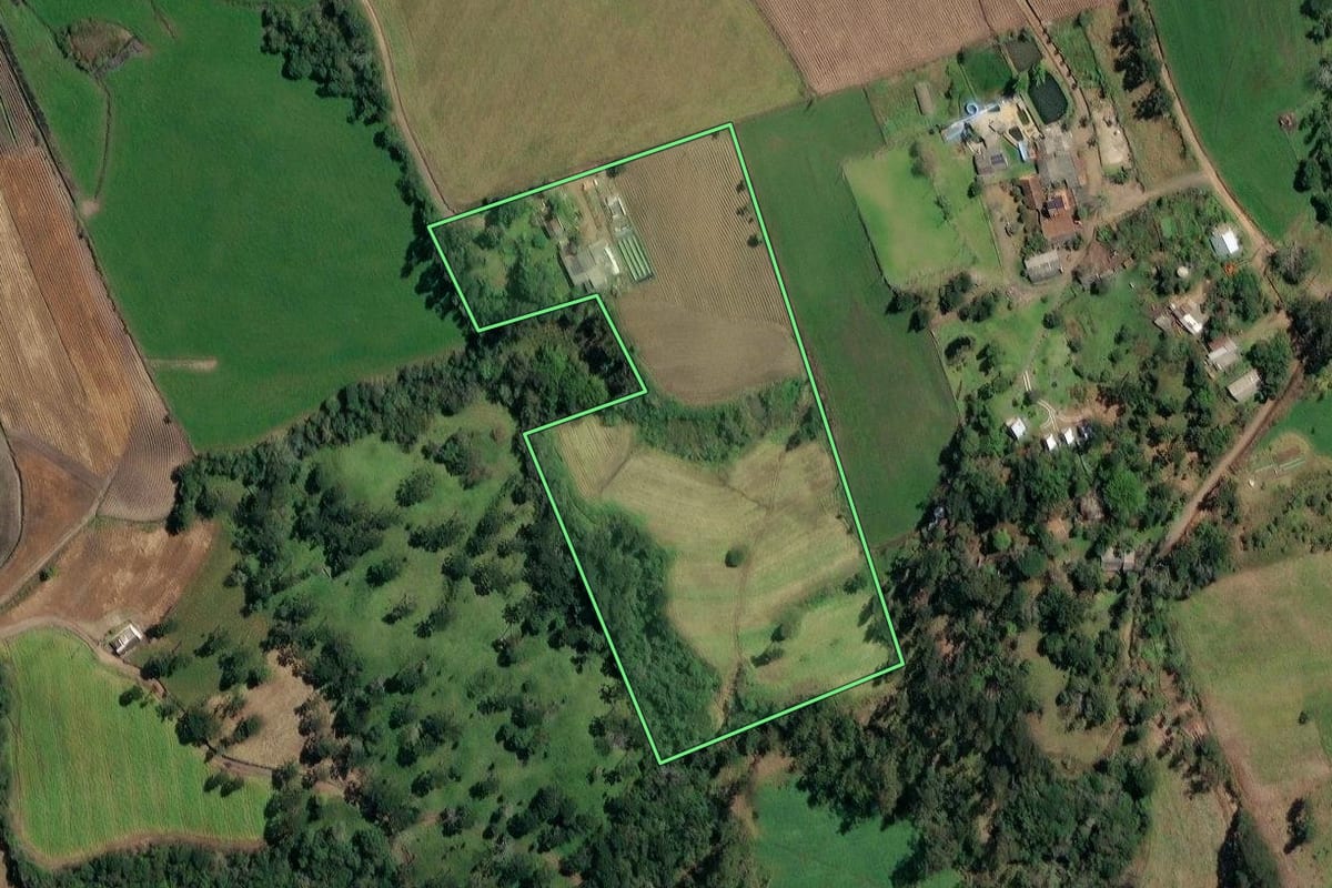 Imagem de satélite do imóvel rural em Irineópolis (SC), com o contorno declarado no CAR desenhado por cima.