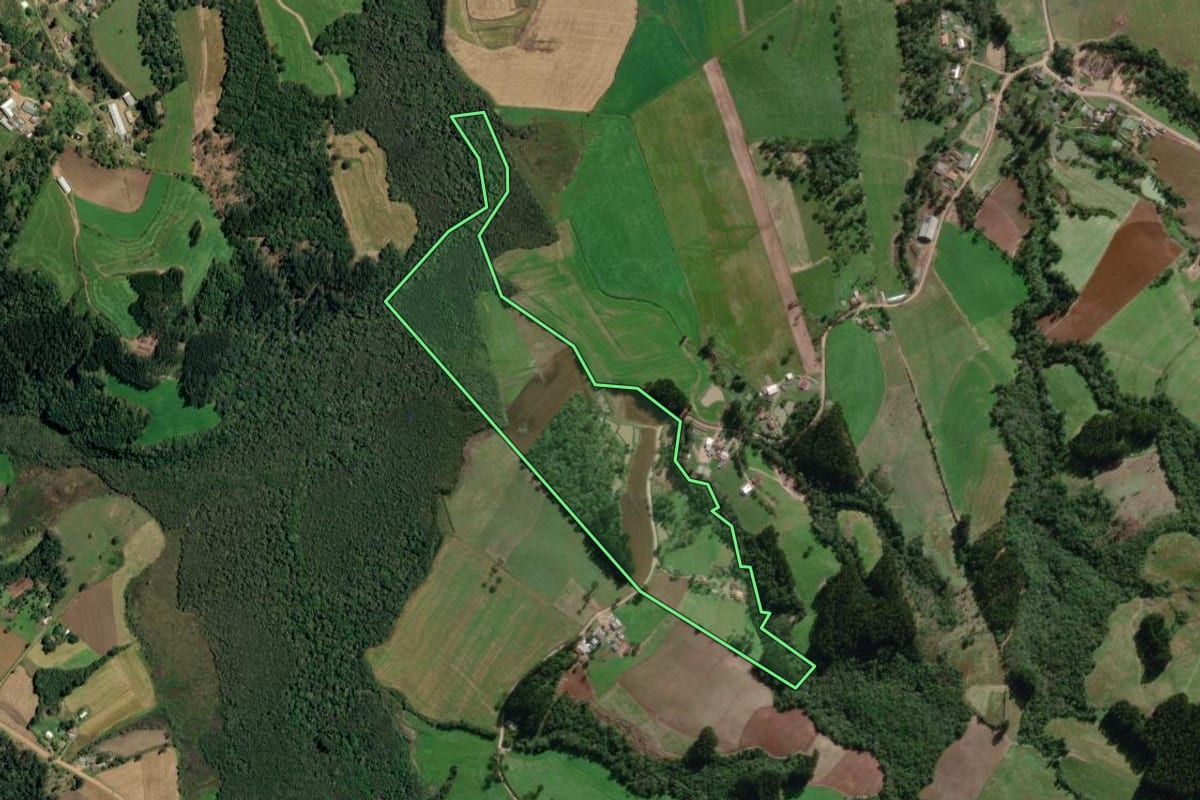 Imagem de satélite do imóvel rural em Irineópolis (SC), com o contorno declarado no CAR desenhado por cima.