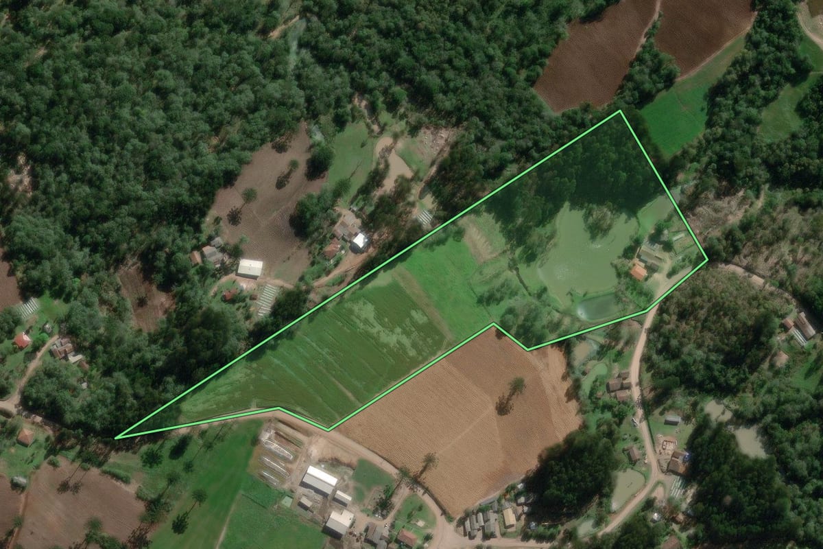 Imagem de satélite do imóvel rural em Irineópolis (SC), com o contorno declarado no CAR desenhado por cima.