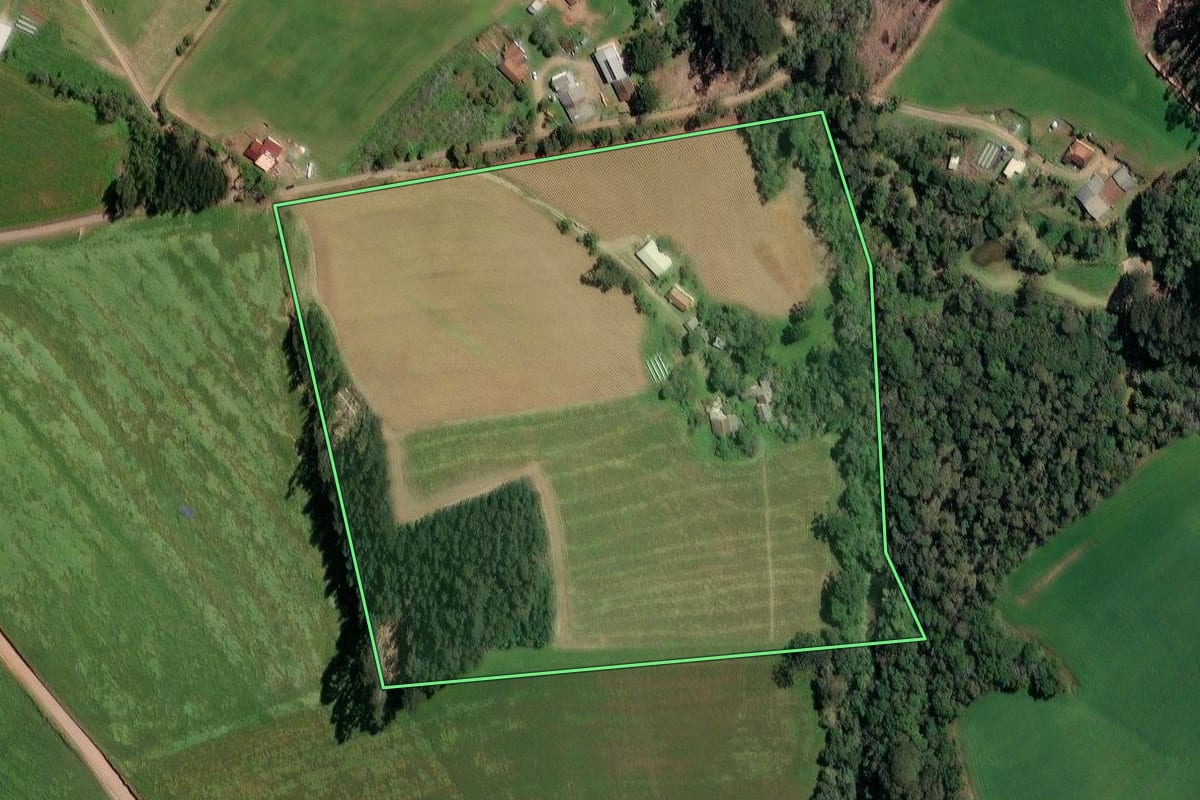 Imagem de satélite do imóvel rural em Irineópolis (SC), com o contorno declarado no CAR desenhado por cima.